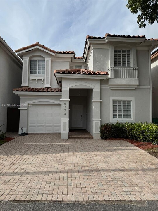 6774 NW 109th Ave in Doral, FL - Building Photo