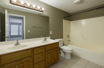 8308 N Barclay Cir in Kansas City, MO - Building Photo - Building Photo