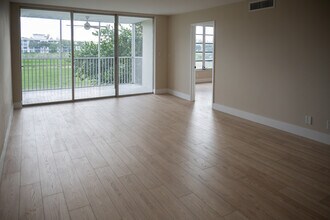 3001 S Course Dr in Pompano Beach, FL - Foto de edificio - Building Photo