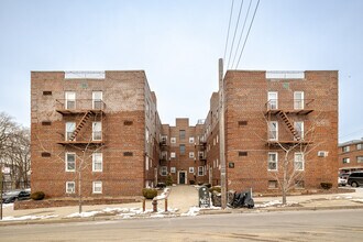 13301 Booth Memorial Ave in Flushing, NY - Building Photo - Building Photo