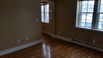 932 E College St in Iowa City, IA - Building Photo - Building Photo