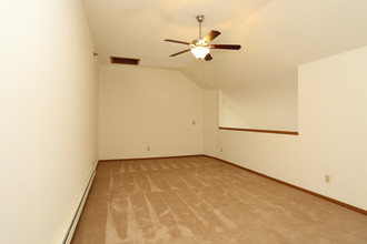 Foxwood Crossing Apartments in Greenfield, WI - Foto de edificio - Interior Photo