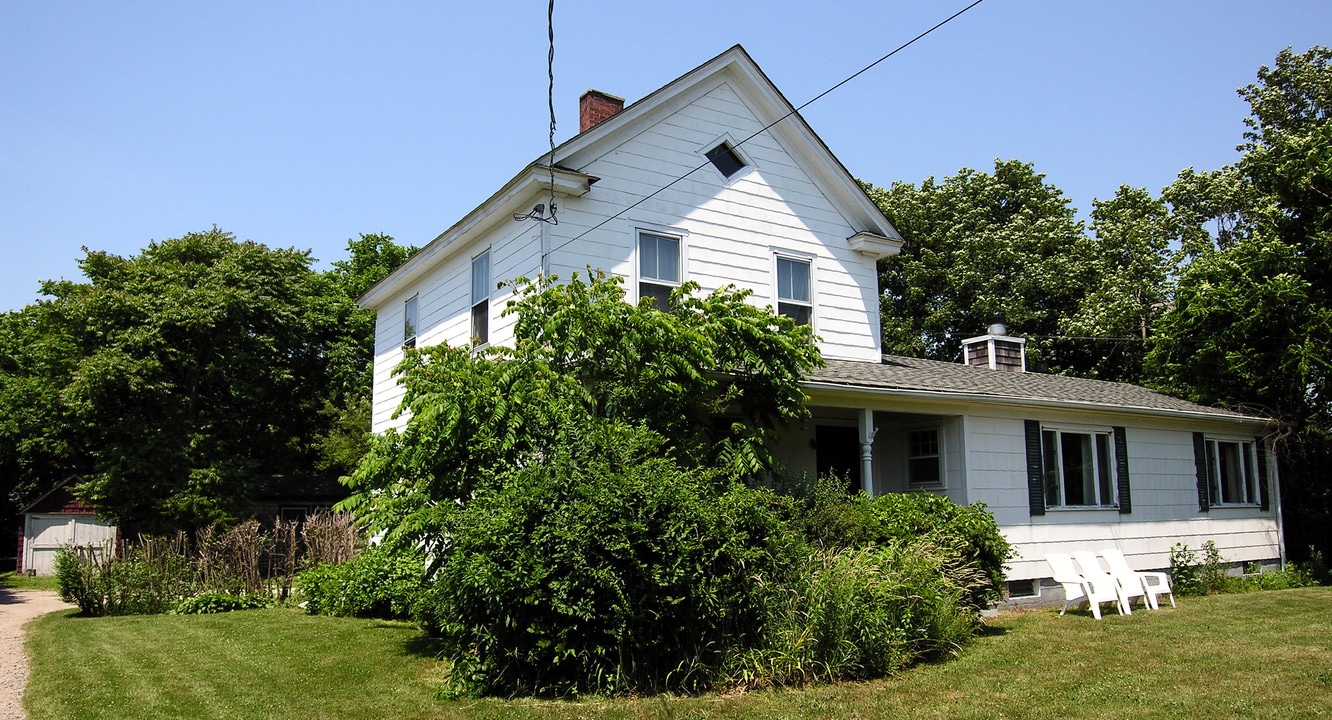 145 Wickapogue Rd in Southampton, NY - Building Photo