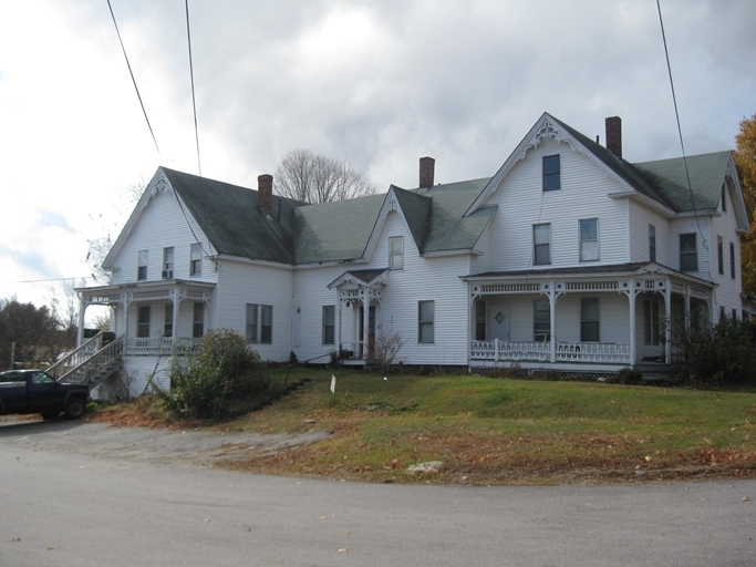 112 W Main St in Hillsborough, NH - Building Photo