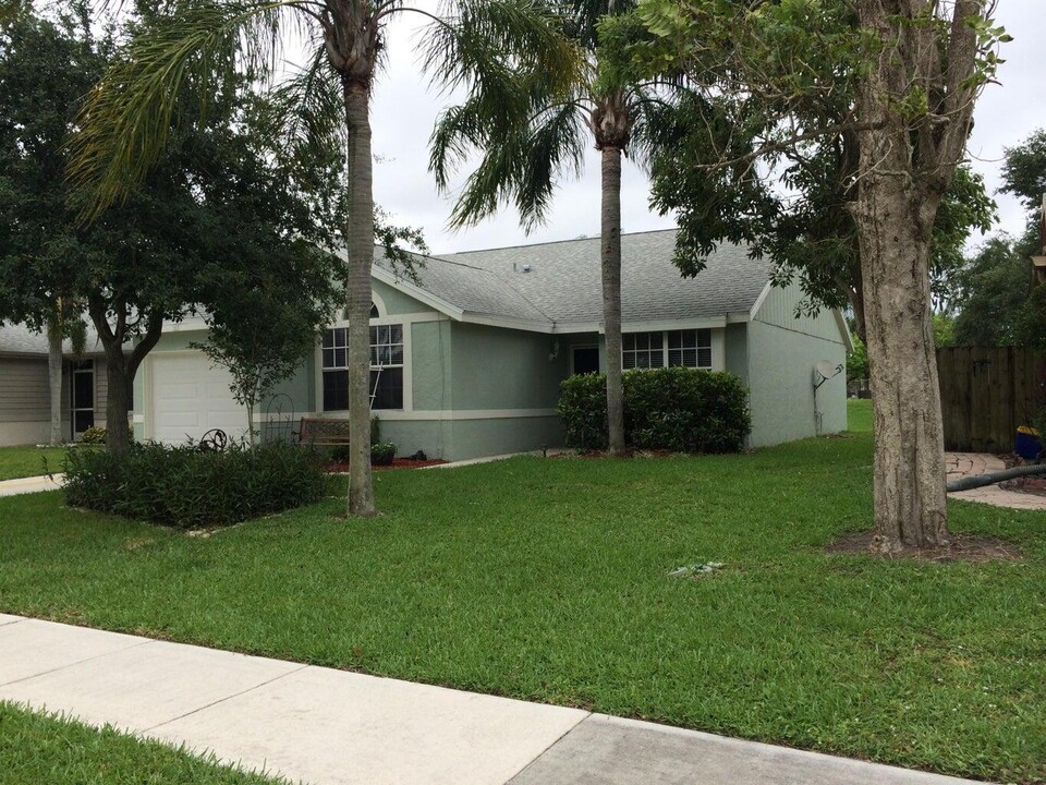 7 Misty Laurel Cir in Boynton Beach, FL - Building Photo