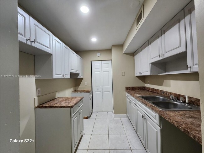 2824 NW 55th Ave in Lauderhill, FL - Building Photo - Building Photo