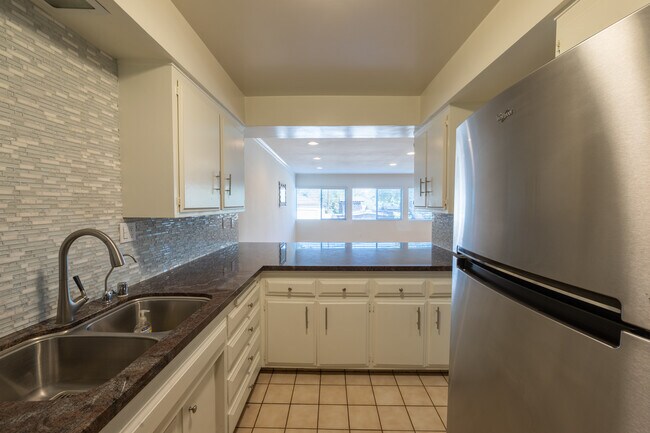1015 N Michillinda Ave, Unit 109 in Pasadena, CA - Building Photo - Building Photo
