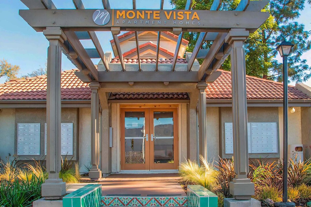 Monte Vista in Lake View Terrace, CA - Foto de edificio