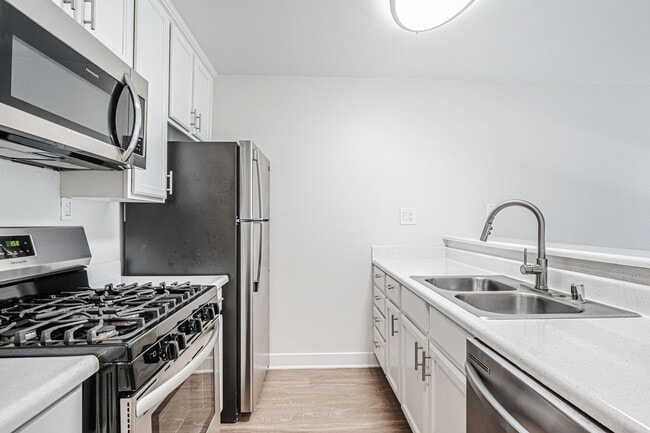 Independence Park Apartments in Canoga Park, CA - Building Photo - Building Photo