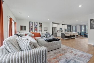 709 Thomas Ln in Manassas Park, VA - Foto de edificio - Building Photo