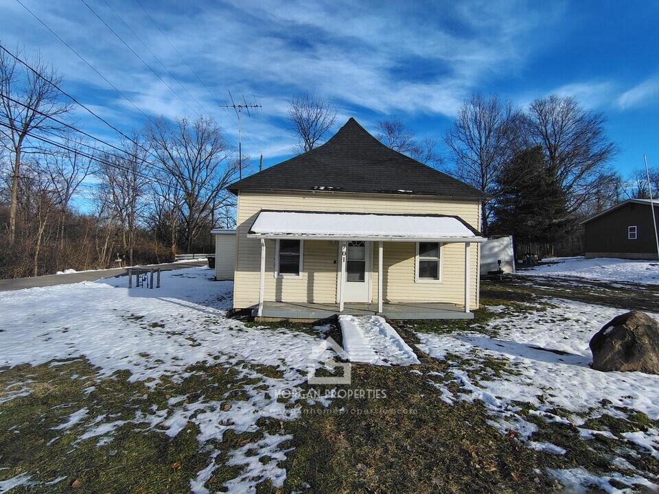 701 S Black St in Alexandria, IN - Building Photo