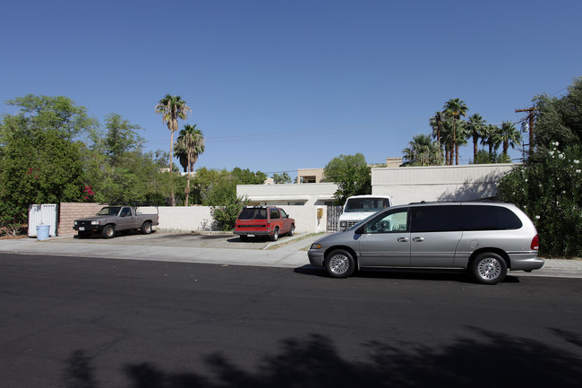 940 E Cottonwood Rd in Palm Springs, CA - Foto de edificio - Building Photo