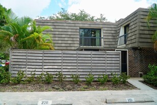 201 2nd Terrace in Palm Beach Gardens, FL - Building Photo - Building Photo