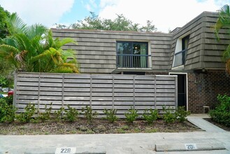 201 2nd Terrace in Palm Beach Gardens, FL - Foto de edificio - Building Photo