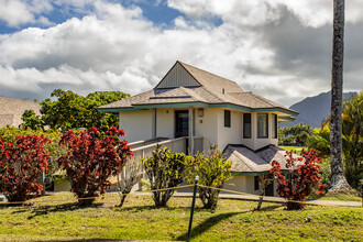 5451 Ka Haku Rd in Princeville, HI - Foto de edificio - Building Photo