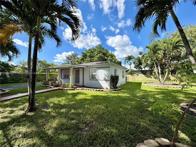 425 Opa-Locka Blvd in North Miami, FL - Building Photo - Building Photo