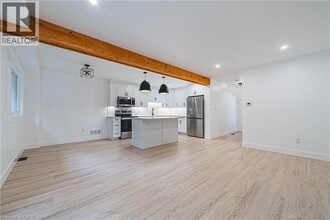 445 Woodview Rd in Burlington, ON - Building Photo - Building Photo