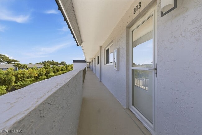 4200 Belair Ln in Naples, FL - Foto de edificio - Building Photo