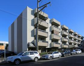 Bethany Court in Victoria, BC - Building Photo - Building Photo