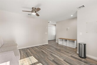 341 Main St in Islip, NY - Building Photo - Building Photo