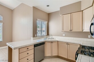 7640 Rolling View Dr in Las Vegas, NV - Building Photo - Building Photo