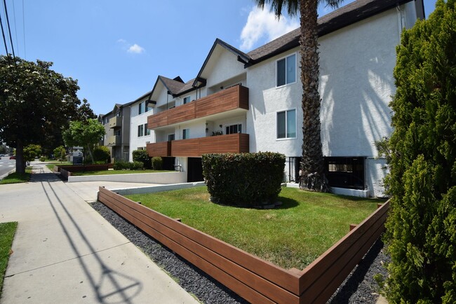 15049 Burbank Blvd, Unit 207 in Los Angeles, CA - Building Photo - Building Photo