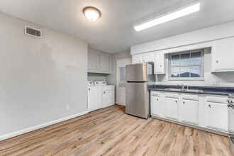 740 N 6th St in Rogers, AR - Building Photo - Building Photo