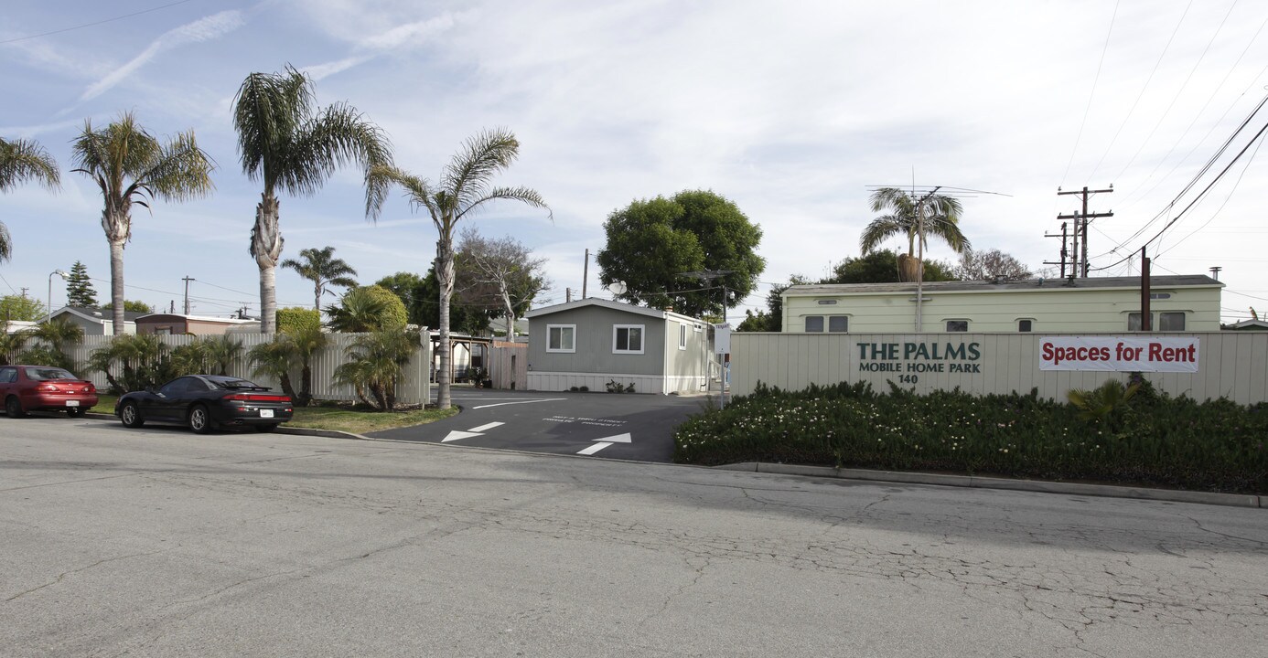 The Palms Mobilehome Park in Costa Mesa, CA - Foto de edificio