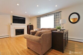 611 E Crescent Pkwy in South Plainfield, NJ - Building Photo - Building Photo
