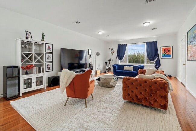 13 Oak St, Unit 2 in Bayonne, NJ - Building Photo - Building Photo