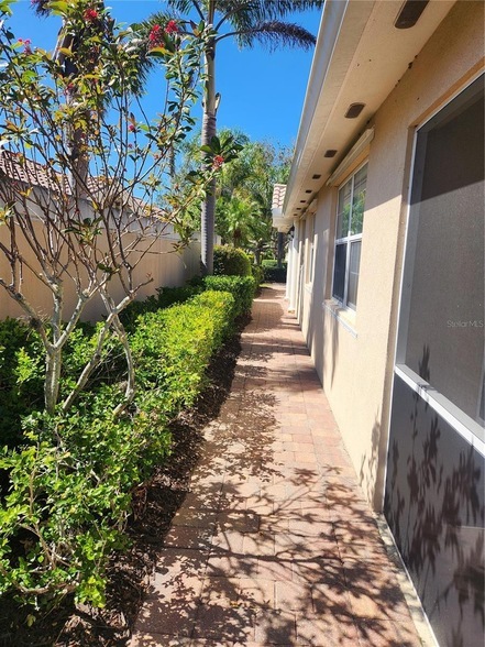 5947 Benevento Dr in Sarasota, FL - Foto de edificio - Building Photo