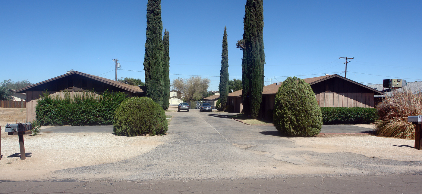 16412 Olive St in Hesperia, CA - Building Photo