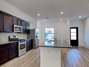 502 Pecan Landing Ln in La Marque, TX - Foto de edificio - Building Photo