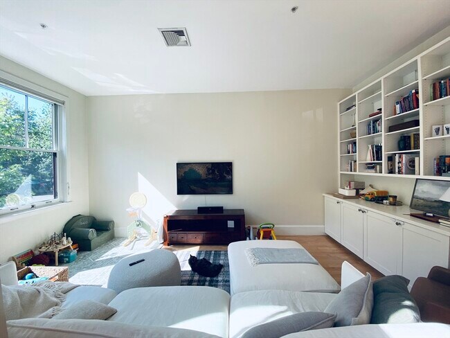 57 Regent St, Unit 4 in Cambridge, MA - Building Photo - Building Photo