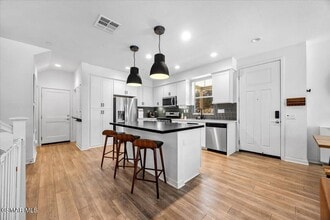 215 Red Brick Dr in Simi Valley, CA - Building Photo - Building Photo