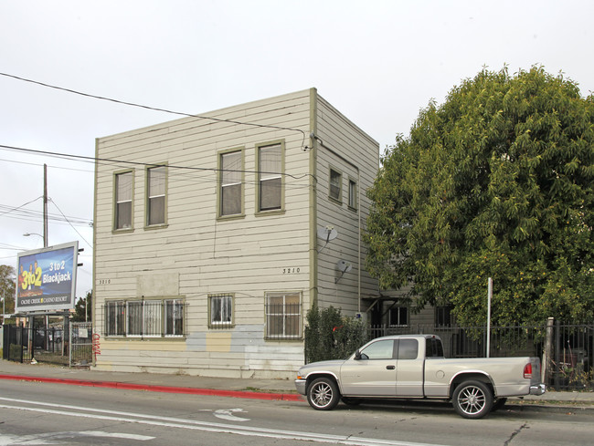 3208-3214 San Leandro St in Oakland, CA - Building Photo - Building Photo