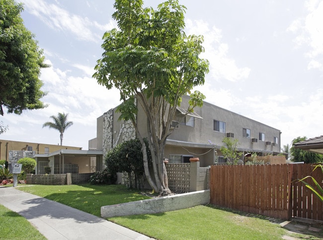 The Highlander Apartments in Fullerton, CA - Building Photo - Building Photo