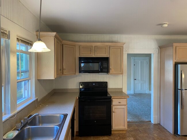 163 Main St, Unit B