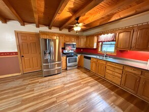 207 Lake Shore Dr in Simpsonville, KY - Building Photo - Building Photo