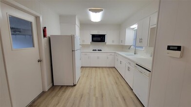 215 Pine Shadow Dr in Conroe, TX - Building Photo - Building Photo