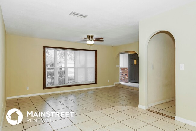 208 Brittany Ave in Port Orange, FL - Foto de edificio - Building Photo