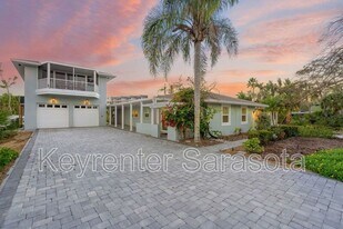 8560 Heron Lagoon Cir in Sarasota, FL - Building Photo