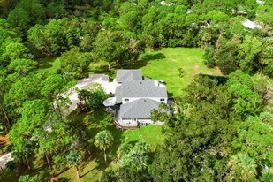 12151 Old Indiantown Rd in Jupiter, FL - Building Photo