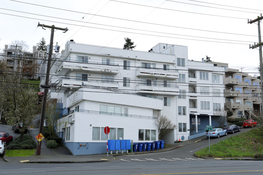 Aire Apartments in Seattle, WA - Building Photo