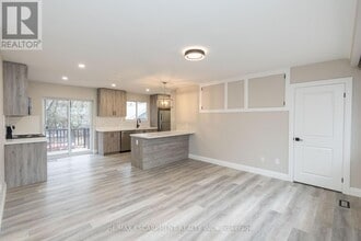 402 Third Line in Oakville, ON - Building Photo - Building Photo