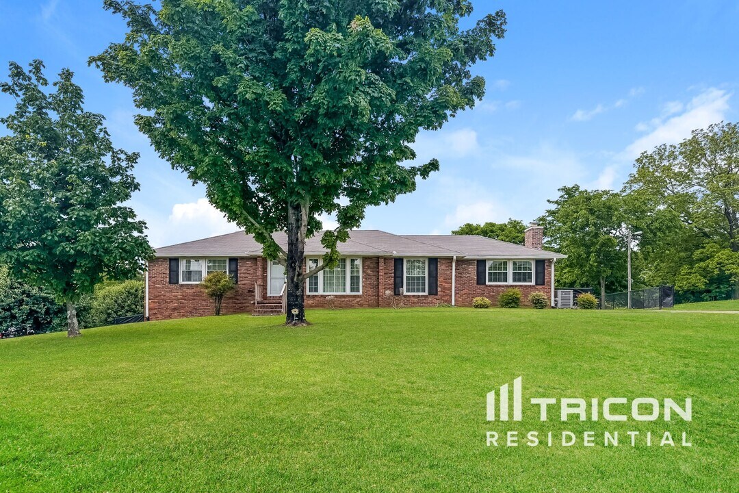421 Alta Loma Rd in Goodlettsville, TN - Building Photo