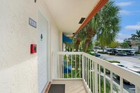 320 NW 67th St in Boca Raton, FL - Foto de edificio - Building Photo