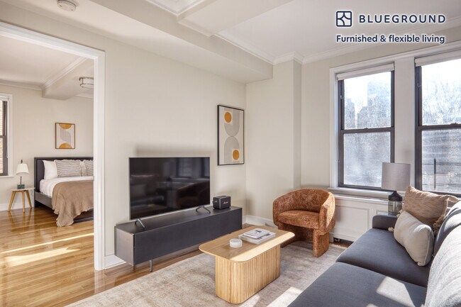 210 W 70th St in New York, NY - Building Photo - Building Photo
