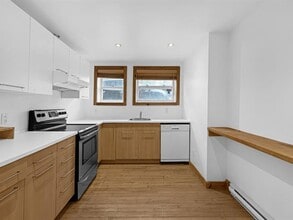 3180 St Catherine St E in Montréal, QC - Building Photo - Building Photo