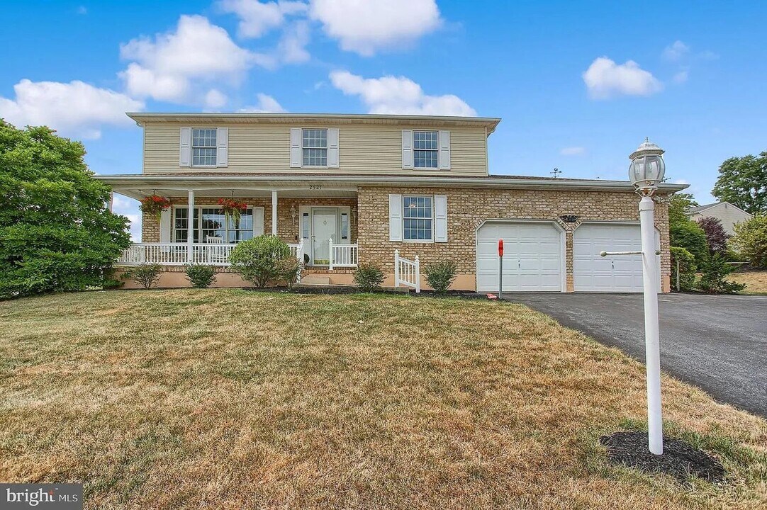 2527 Blarney Dr in Harrisburg, PA - Foto de edificio